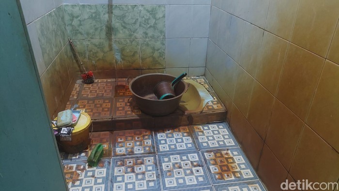 Dampak tercampurnya air sumur oleh BBM itu bisa dengan mudah terlihat dari menguningnya berbagai perabot yang terpapar.