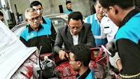 General Manager PLN UID Jakarta Raya, Lasiran, meninjau langsung ke SMK Negeri 26 Jakarta, untuk melihat perkembangan konversi mobil listrik yang dilakukan siswa SMK Negeri 26 Jakarta. 