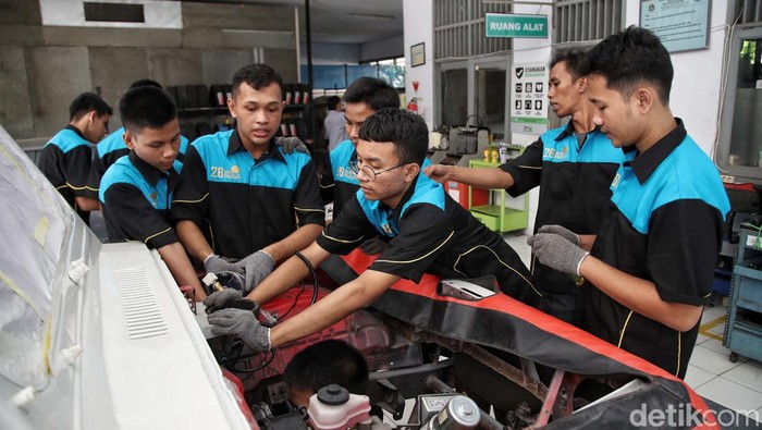Sejumlah siswa jurusan otomotif merakit konversi listrik mobil Katana tahun 1990 di SMKN 26, Jakarta Timur, Rabu (13/9/2023).
