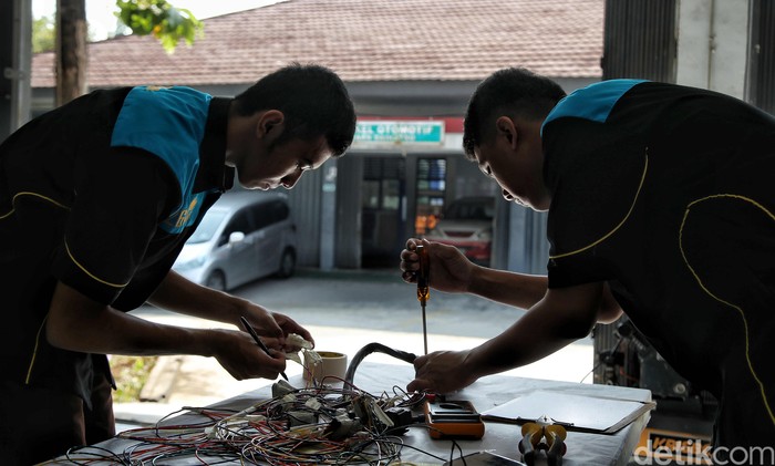Sejumlah siswa jurusan otomotif merakit konversi listrik mobil Katana tahun 1990 di SMKN 26, Jakarta Timur, Rabu (13/9/2023).