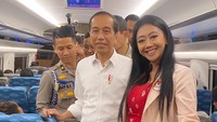 Asri Welas juga tidak mau buang kesempatan foto bareng Pak Joko Widodo nih. Foto: dok. Instagram Asri Welas.