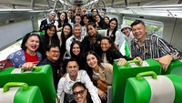 Deretan artis foto bareng di dalam Kereta Cepat Jakarta-Bandung, Rabu (13/9/2023). Foto: dok. Instagram Hedi Yunus.