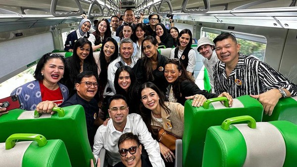 Wush.... 10 Momen Para Artis Jajal Kereta Cepat Jakarta-Bandung Bareng Jokowi
