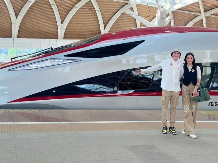 Artis-artis jajal naik Kereta Cepat Jakarta-Bandung