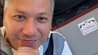 Gading Marten kok foto sendirian aja sih di Kereta Cepat Jakarta-Bandung. Foto: dok. Instagram Gading Marten. 