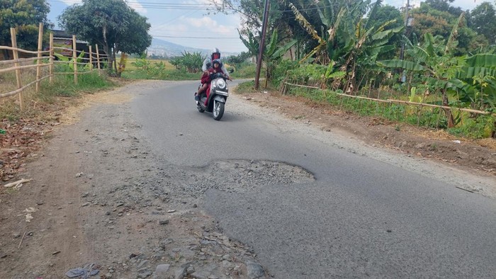 Kerusakan jalan terjadi di perbatasan Kabupaten Bandung - Kota Bandung.