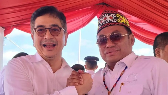 Ketua Umum KADIN M Arsjad Rasjid (kiri).