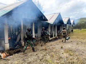 KKB Baku Tembak dengan TNI di Puncak Papua Tengah, 10 Rumah Nakes Dibakar