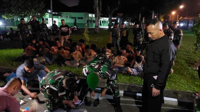Kodam I/BB menangkap puluhan pemuda yang sedang pesta narkoba di Desa Pudun Jae, Padang Sidempuan. (Foto: Dok Kodam I Bukit Barisan).