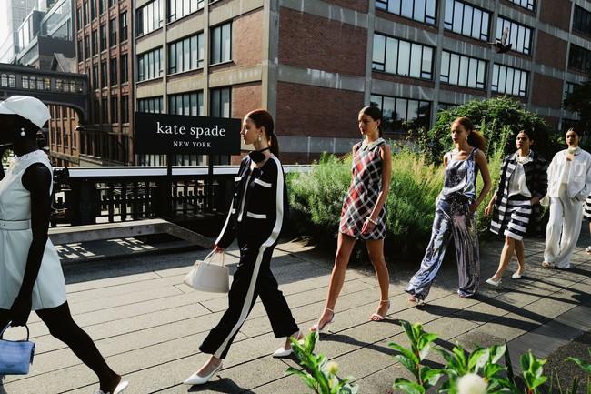 Inilah koleksi terbaru Kate Spade New York Spring 2024. Koleksi ini penuh dengan warna-warna musim semi yang cerah. Foto: Dok. Kate Spade.