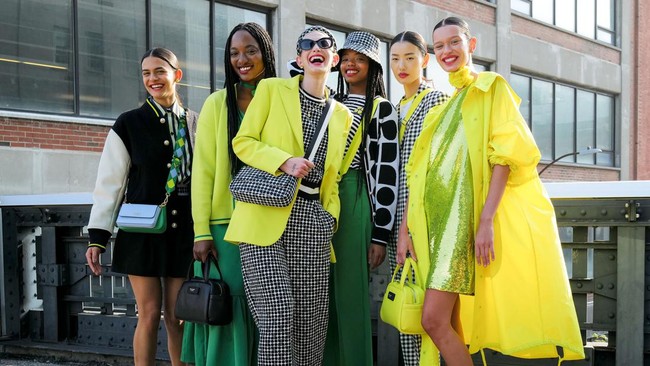 Inilah koleksi terbaru Kate Spade New York Spring 2024. Koleksi ini penuh dengan warna-warna musim semi yang cerah. Foto: Dok. Kate Spade.