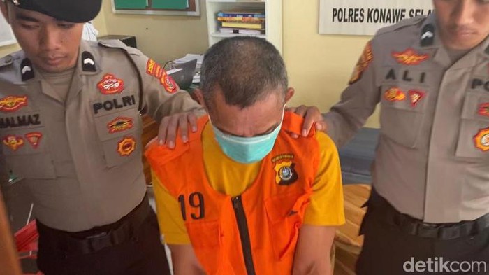 Oknum kades di Konawe Selatan saat digiring ke ruang tahanan.