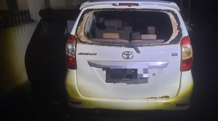 Kondisi mobil polisi yang diserang warga saat menangkap pelaku kejahatan