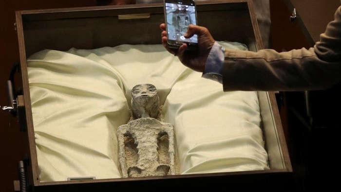 Kongres Meksiko Ungkap Mumi Alien, Begini Penampakannya Remains of an allegedly 'non-human' being is seen on display during a briefing on unidentified flying objects, known as UFOs, at the San Lazaro legislative palace, in Mexico City, Mexico September 12, 2023. REUTERS/Henry Romero