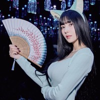 Gaya seksi Kwon Eunbi juga mengingatkan netizen Korea dengan karakter gumiho cantik, Ahri, dalam game League of Legends. Foto: dok. Instagram @silver_rain.__