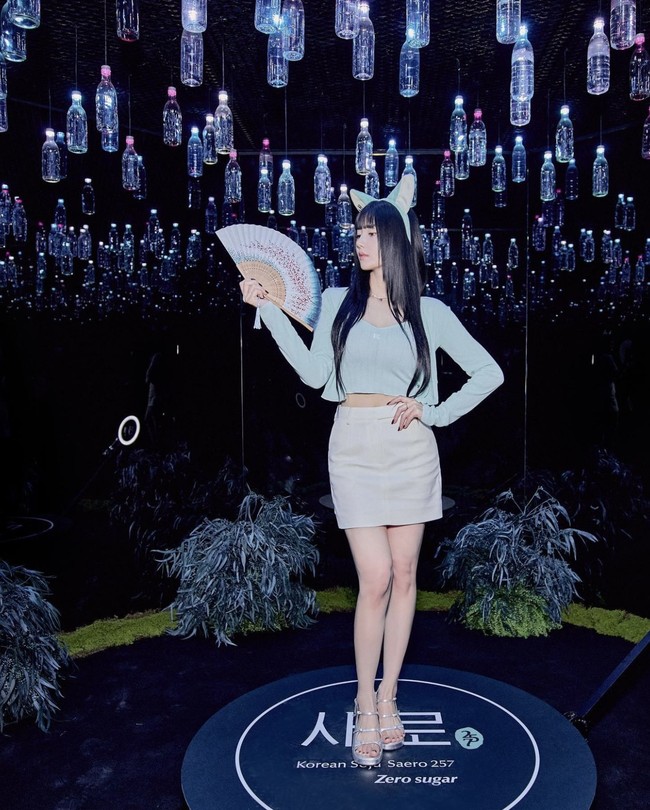 Pelantun ‘Flash’ itu memikat penggemar dengan pesonanya memakai tanktop dan cardigan biru, mini skirt putih, lengkap dengan bando bertanduk biru ala gumiho.Foto: dok. Instagram @silver_rain.__