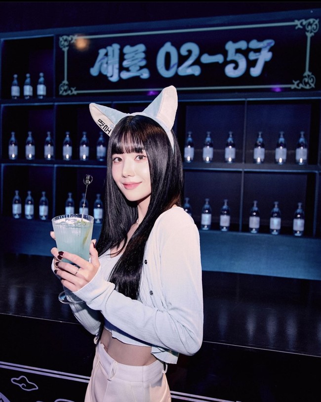 Kwon Eunbi menjadi tamu spesial di event pop-up store Saero Soju. Mantan personel IZ*ONE digaet sebagai brand ambassador produk alkohol usai viral dengan gaya seksinya di Waterbomb Festival 2023. Foto: dok. Instagram @silver_rain.__