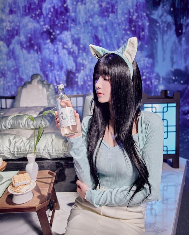 Sejak viral manggung basah-basahan di Waterbomb Festival 2023, Kwon Eunbi mengaku banjir tawaran job. Dia juga dihubungi banyak pria yang ingin mendekatinya. Foto: dok. Instagram @silver_rain.__