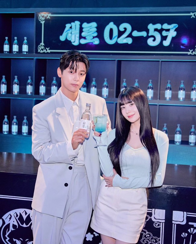 Satu per satu iklan berdatangan untuk sang solois. Setelah pemotretan bareng Calvin Klein, Kwon Eunbi menunjukkan eksistensinya sebagai brand ambassador Saero Soju bersama Kang Min Hyuk CNBLUE, yang membintangi drama Korea Netflix Celebrity.Foto: dok. Instagram @silver_rain.__