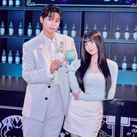 Satu per satu iklan berdatangan untuk sang solois. Setelah pemotretan bareng Calvin Klein, Kwon Eunbi menunjukkan eksistensinya sebagai brand ambassador Saero Soju bersama Kang Min Hyuk CNBLUE, yang membintangi drama Korea Netflix Celebrity.Foto: dok. Instagram @silver_rain.__