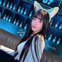 “Gumihonya begini sih, bisa gilaa gue 😍😍” “Kwon Ahri? 🤩” “tolong ini cantiknya diluar nalar 😭😭❤️❤️” komentar sejumlah penggemar Indonesia di bawah fotonya.Foto: dok. Instagram @silver_rain.__