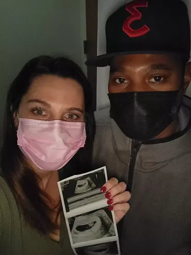 Lauren Wynn dan EJ Lauren Wynn dan EJ, jual sneakers untuk bayar biaya bayi tabung.