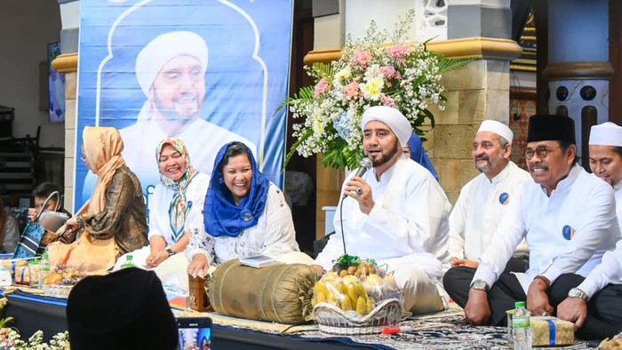 Lestari Moerdijat dan Habib Syech