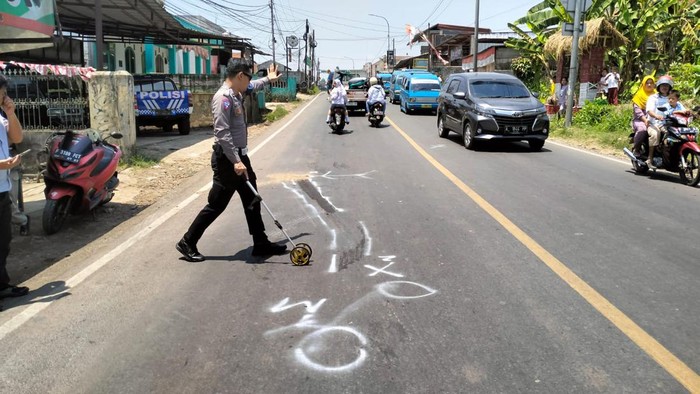 Lokasi pemotor perempuan berinisial Y (30) tertabrak truk di Leuwiliang. Bogor, Selasa (12/9/2023).