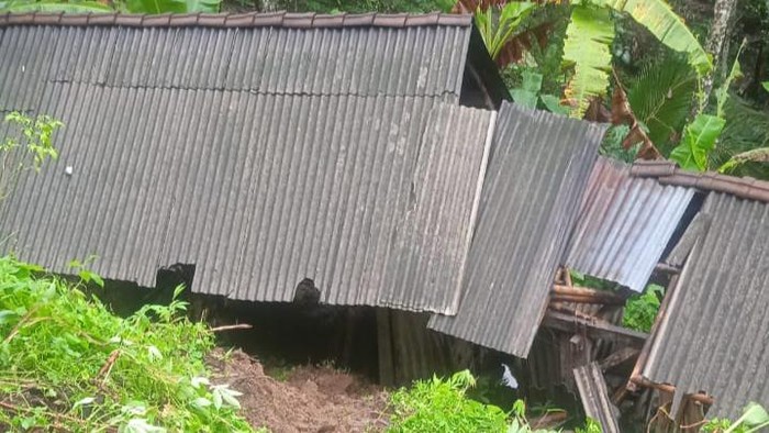 Kondisi bangunan dapur milik lansia atas nama I Nengah Sekar (65) yang terletak di Banjar Dinas Kebung, Desa Telaga Tawang, Kecamatan Sidemen, Kabupaten Karangasem hancur setelah tertimbun tanah longsor pada Rabu (13/9/2023) pagi. (Dok. BPBD Kabupaten Karangasem)