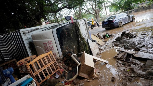 Luluh Lantak Dongguan China Diamuk Topan dan Banjir