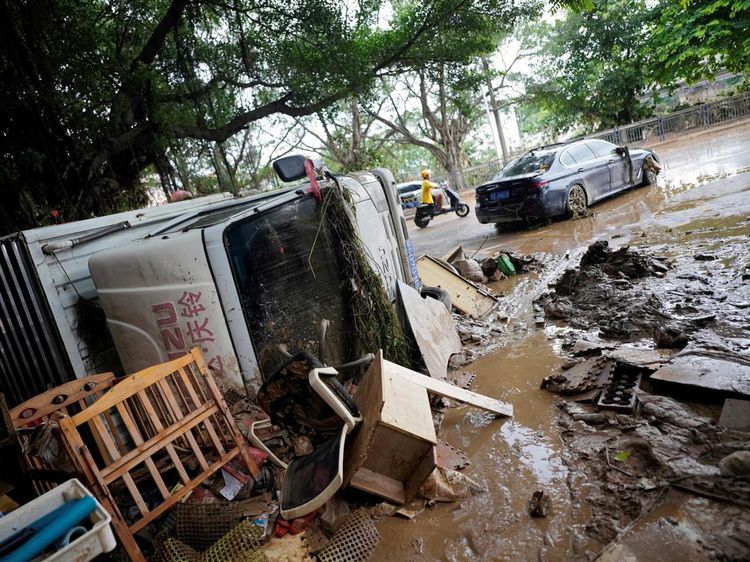 Luluh Lantak Dongguan China Diamuk Topan dan Banjir