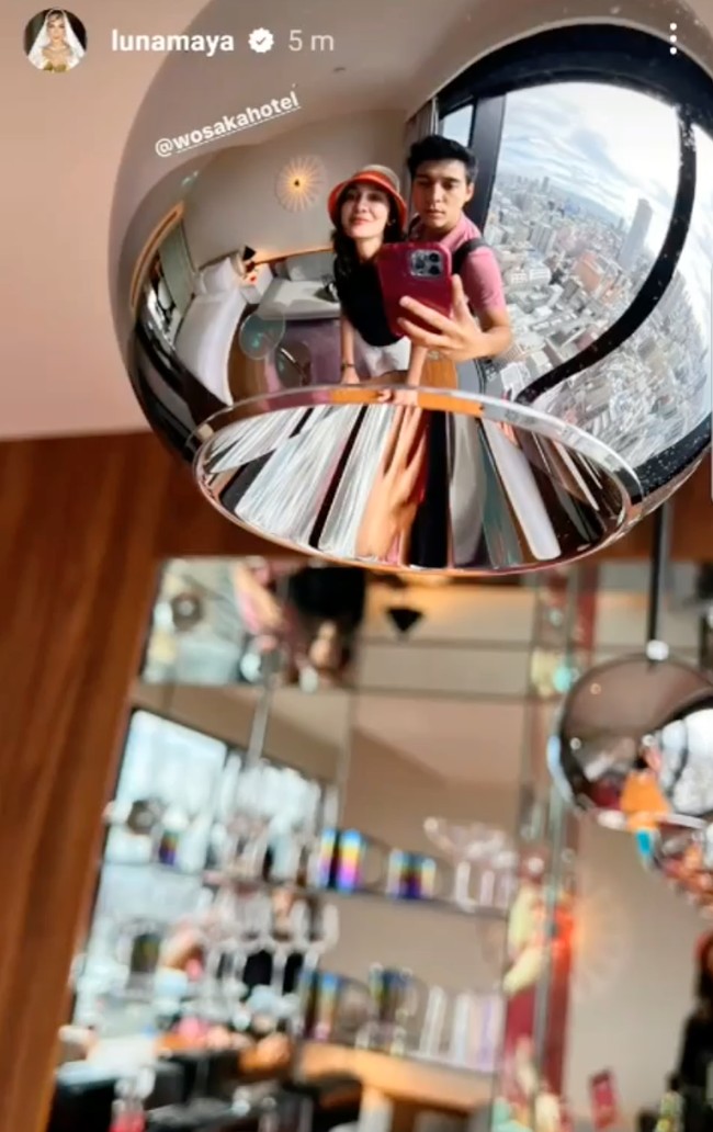 Seperti pasangan baru pada umumnya, keduanya terlihat mesra bersama. Melalui akun Instagram Story pribadinya Luna tampak membagikan beberapa momen kebersamaannya dengan Maxime. Foto: Instagram/@maximemoon