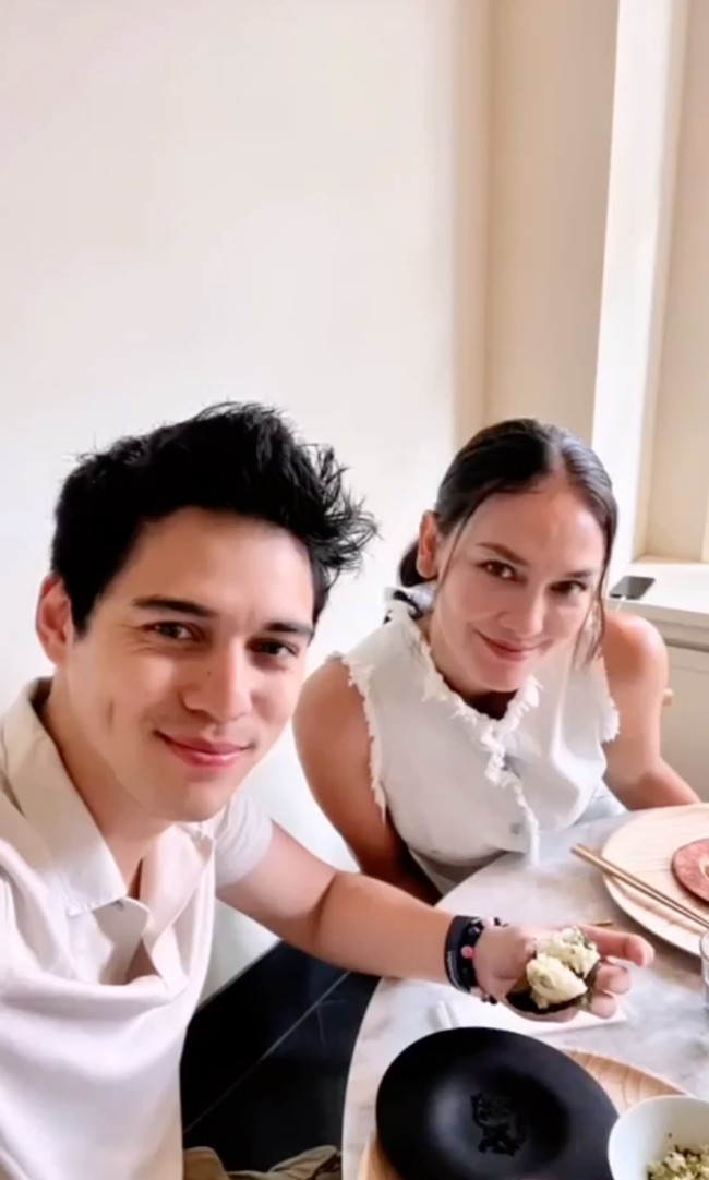 Saat ini Luna Maya diketahui telah berusia 40 tahun, sementara Maxime 30 tahun. Walaupun memiliki perbedaan usia yang cukup jauh, namun nyatanya hal itu tak menjadi penghalang bagi keduanya untuk menjalin asmara. Foto: Instagram/@maximemoon