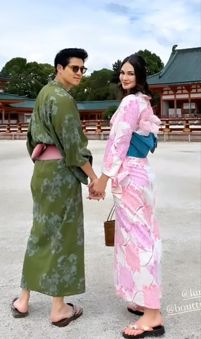 Ketika berada di Jepang, Luna dan Maxime juga tampak mengenakan pakaian tradisional Jepang, kimono. Luna tampil cantik dengan kimono berwarna merah muda, sementara Maxime memiliih warna hijau. Foto: Instagram/@maximemoon
