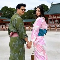 Ketika berada di Jepang, Luna dan Maxime juga tampak mengenakan pakaian tradisional Jepang, kimono. Luna tampil cantik dengan kimono berwarna merah muda, sementara Maxime memiliih warna hijau. Foto: Instagram/@maximemoon
