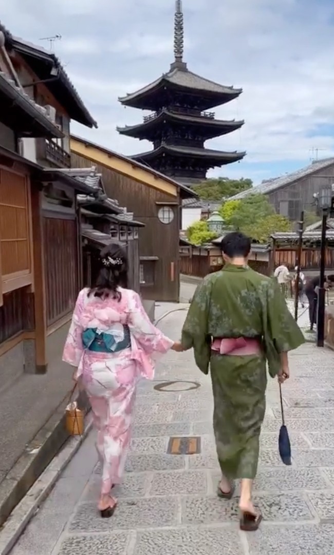 Berjalan bersama mengenakan kimono, Maxime dan Luna terlihat bergandengan tangan. Melihat kemesraan keduanya, tak sedikit netizen yang mendoakan agar keduanya segera menuju ke pelaminan. Foto: Instagram/@maximemoon