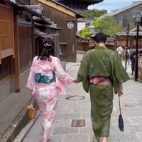 Berjalan bersama mengenakan kimono, Maxime dan Luna terlihat bergandengan tangan. Melihat kemesraan keduanya, tak sedikit netizen yang mendoakan agar keduanya segera menuju ke pelaminan. Foto: Instagram/@maximemoon