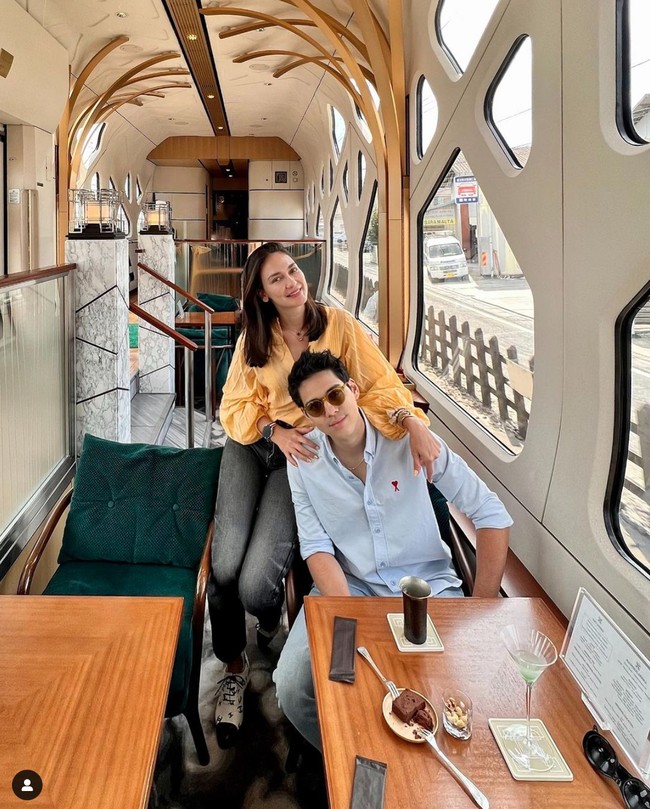 Luna dan Maxime terlihat berpose bersama kala menikmati Train Suite Shikishima. Bagaimana menurutmu, apakah keduanya terlihat serasi? Foto: Instagram/@japanprivatetour