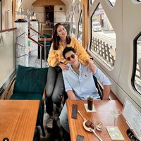 Luna dan Maxime terlihat berpose bersama kala menikmati Train Suite Shikishima. Bagaimana menurutmu, apakah keduanya terlihat serasi? Foto: Instagram/@japanprivatetour