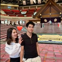 Setelah bersama-sama mengunjungi Maroko, Luna Maya dan Maxime kini terlihat kembali berlibur bersama. Kali ini keduanya memilih mengunjungi Jepang. Foto: Instagram/@maximemoon