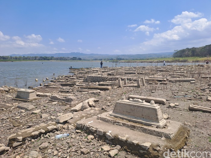 Makam bermunculan di Waduk Gajah Mungkur, Wonogiri. Foto diunggah Senin (11/9/2023).