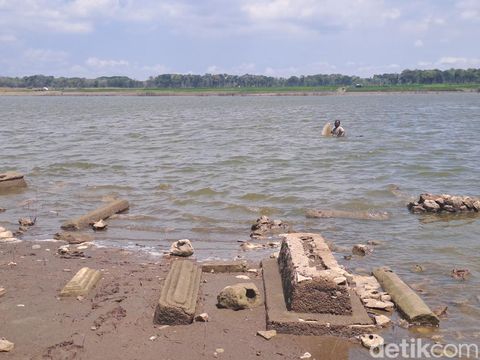 Makam bermunculan di Waduk Gajah Mungkur, Wonogiri. Foto diunggah Senin (11/9/2023).