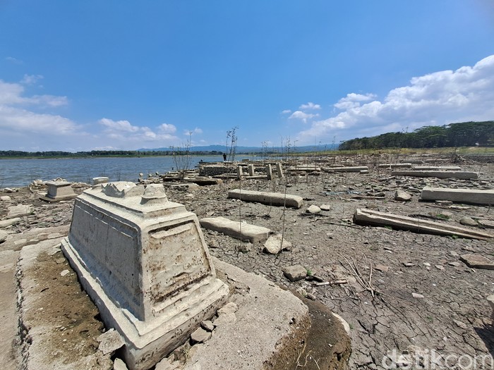 Makam bermunculan di Waduk Gajah Mungkur, Wonogiri. Foto diunggah Senin (11/9/2023).