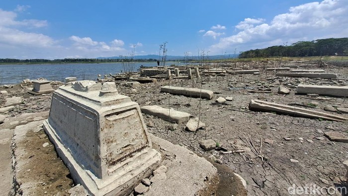 Makam bermunculan di Waduk Gajah Mungkur, Wonogiri. Foto diunggah Senin (11/9/2023).