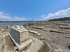 Waduk Gajah Mungkur Surut, Keluarga Ziarah ke Makam Kuno