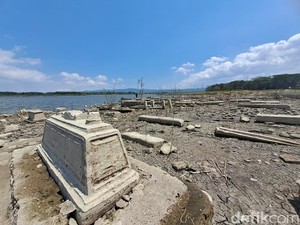 Makam Kuno Bermunculan di Waduk Gajah Mungkur Berwarna Putih, Ini Sebabnya