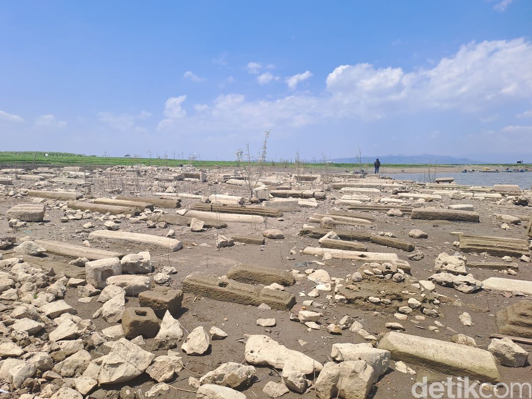 Makam bermunculan di Waduk Gajah Mungkur, Wonogiri. Foto diunggah Senin (11/9/2023).