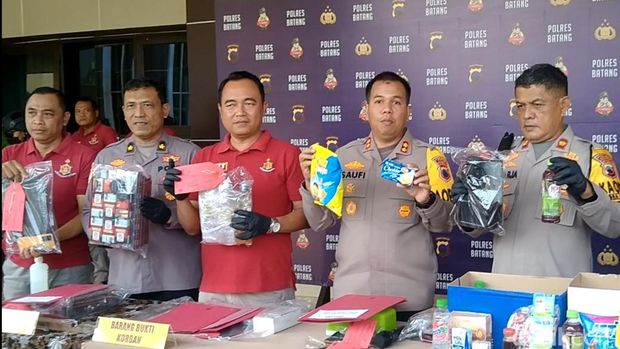 Suasana pers rillis ungkap kasus, peredaran makanan kadaluarsa, di Mapolres Batang, Rabu (13/09).