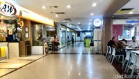 Berjalan menuju bagian belakang mal, terlihat sejumlah gerai makan dan minuman seperti AW, Hoka-hoka Bento, Baskin-Robbins, Puyo, Tahu Gejrot, dan Teh Sehat Goyang. 