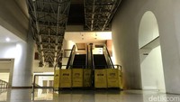 Akses eskalator dan tangga menuju lantai atas sendiri sudah ditutup oleh pihak manajemen. 